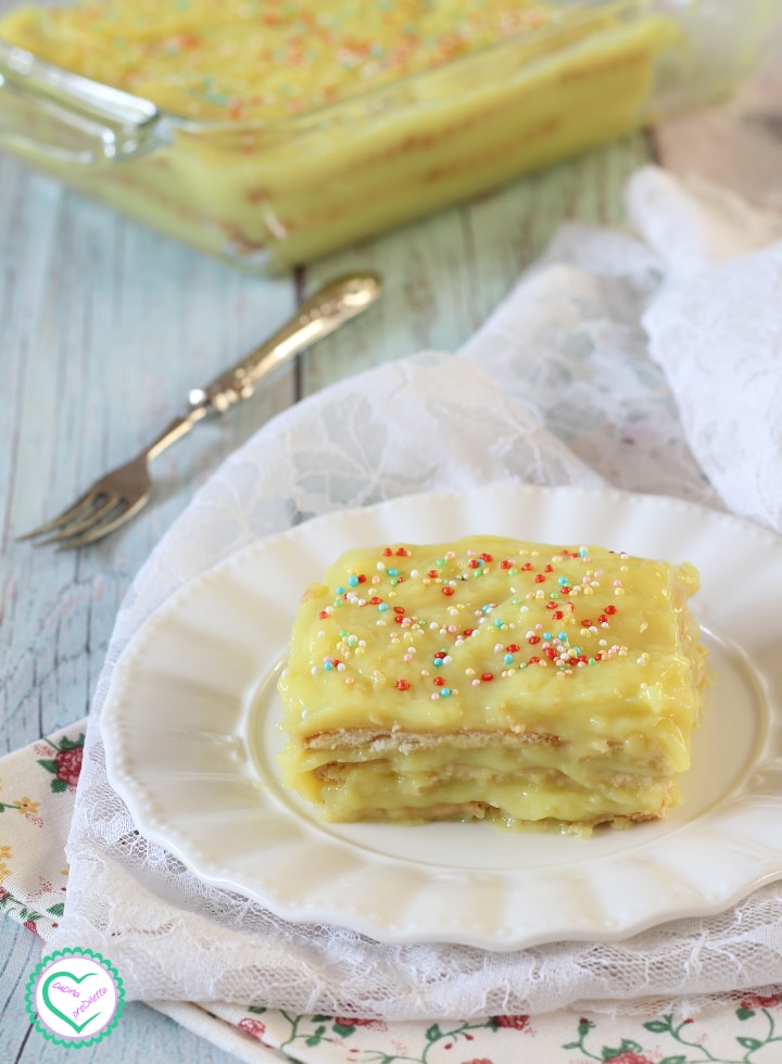 Nachspeise mit Creme und Keksen