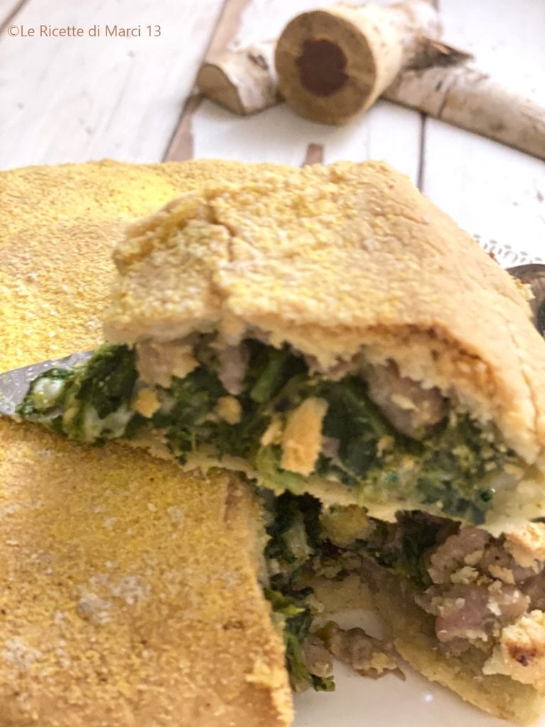 Neapolitanische salzige Torte mit Stängelkohl, Wurst und Provola