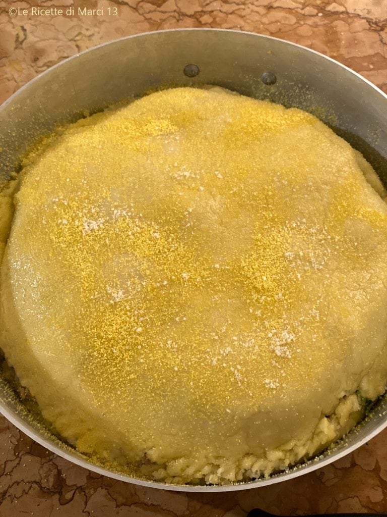 Neapolitanische salzige Torte mit Stängelkohl, Wurst und Provola