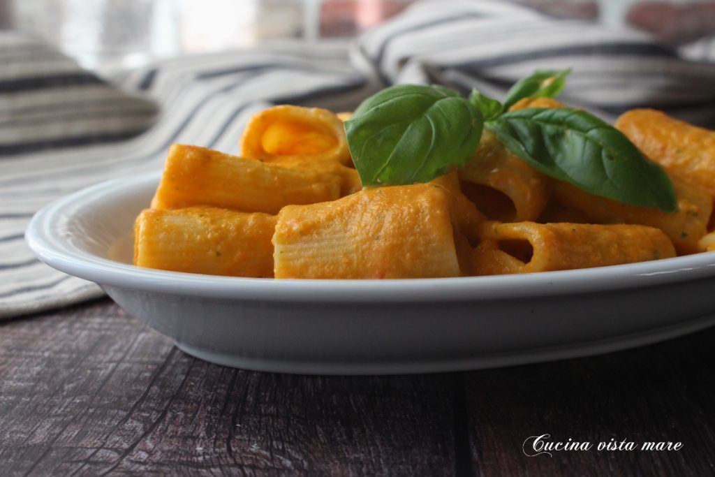 Nudeln mit Paprika-Kichererbsen-Creme - Küche mit Meerblick