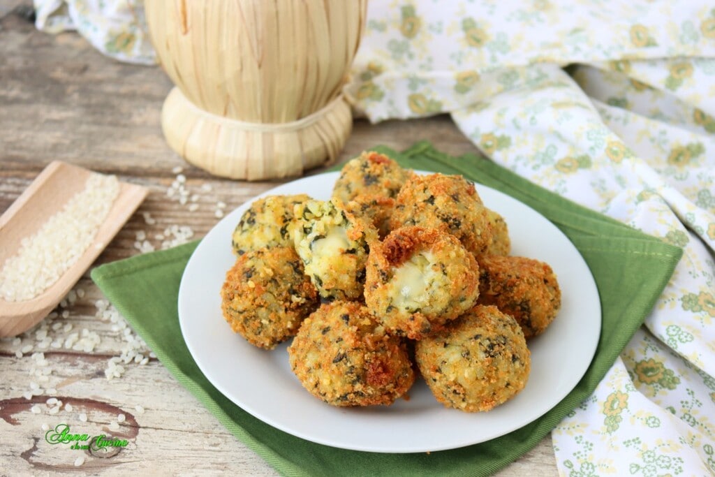 kleine Arancini mit Spinat und Käse