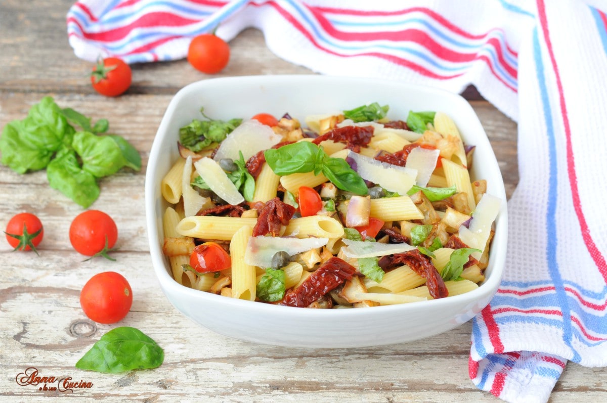 Nudelsalat mit getrockneten Tomaten und Auberginen