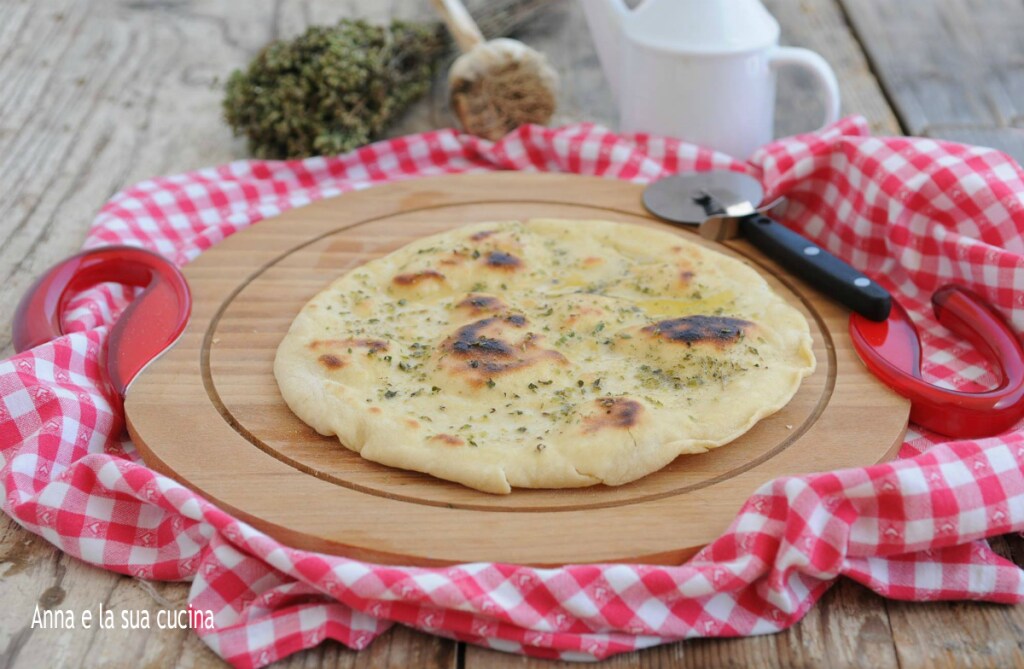 Dünne und knusprige weiße Pfannenpizza