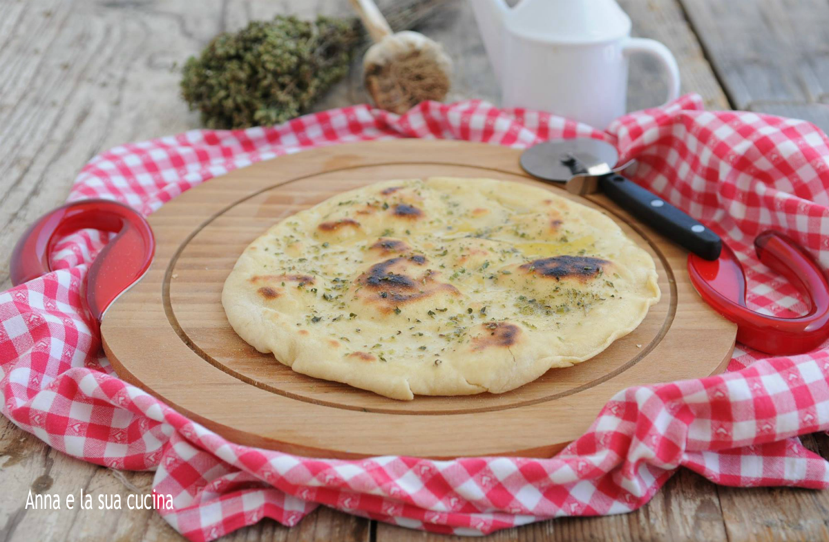 Dünne und knusprige weiße Pfannenpizza