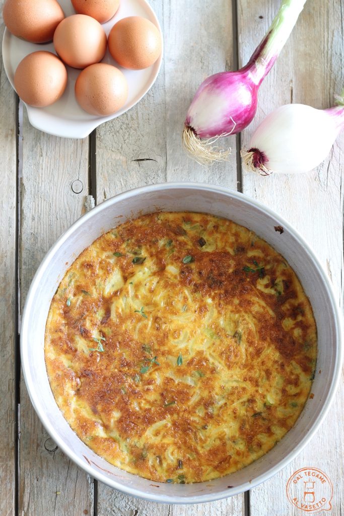 Omelett mit Eiern und Zwiebeln in der Heißluftfritteuse gekocht