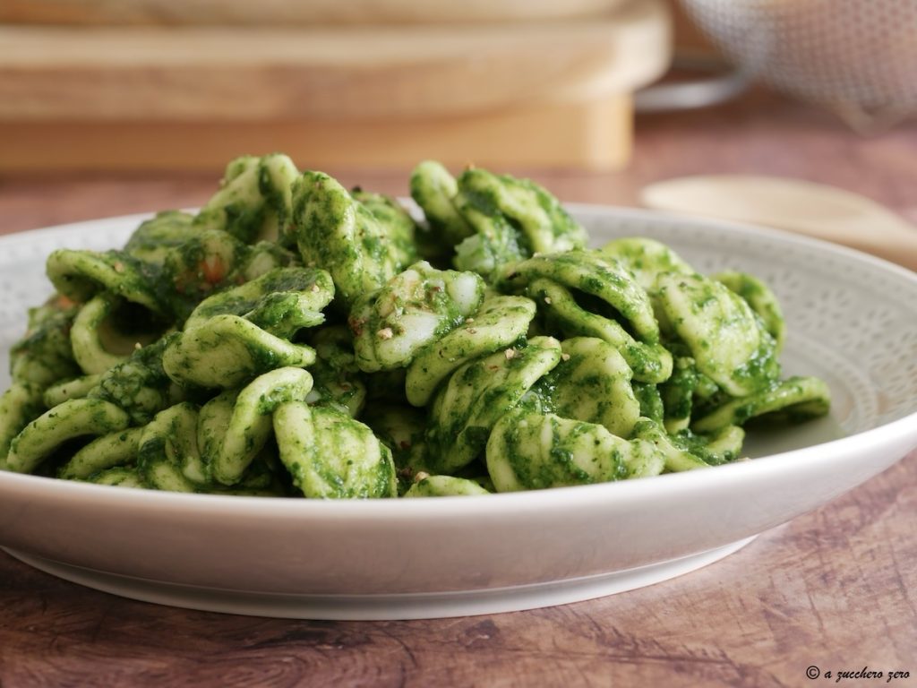 Orecchiette mit Schwarzkohlpesto und Garnelen