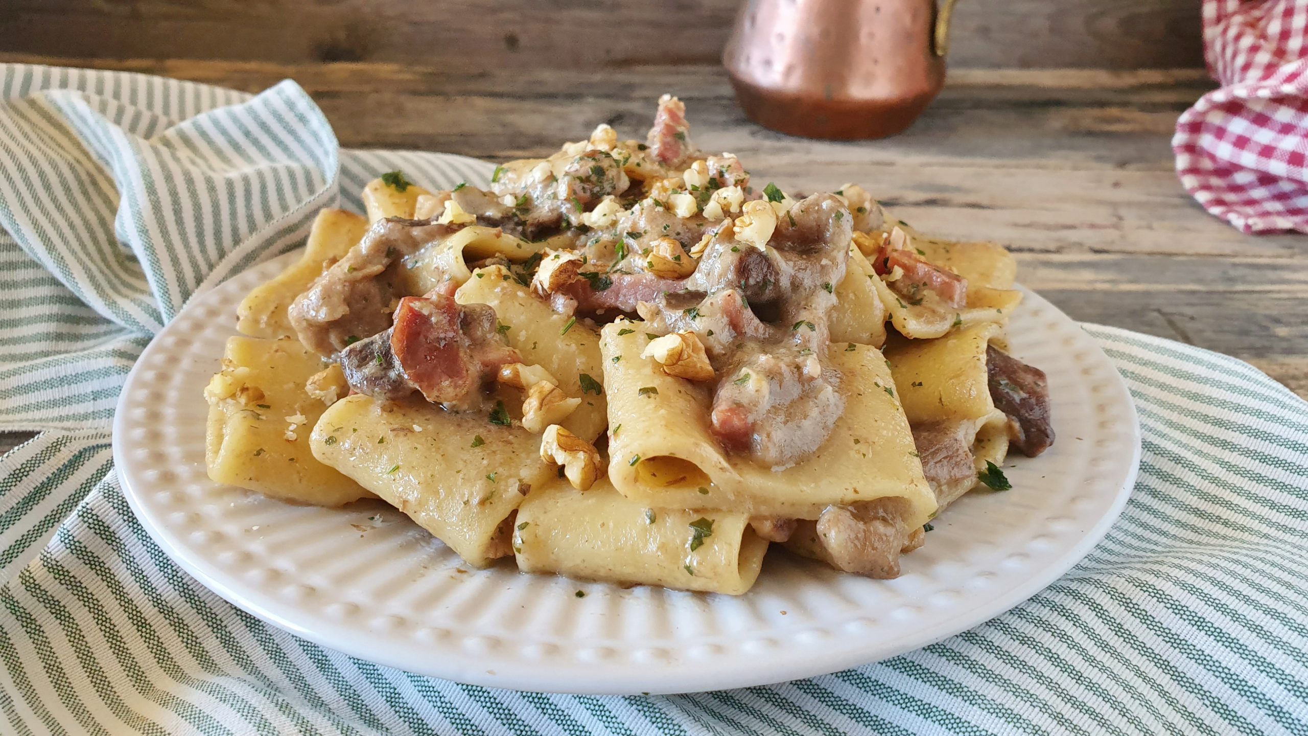 Paccheri in Pilz-Sahne, Walnüssen und Speck