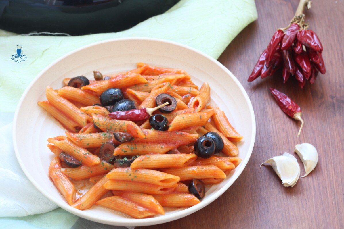 Pasta mit Oliven im Multicooker