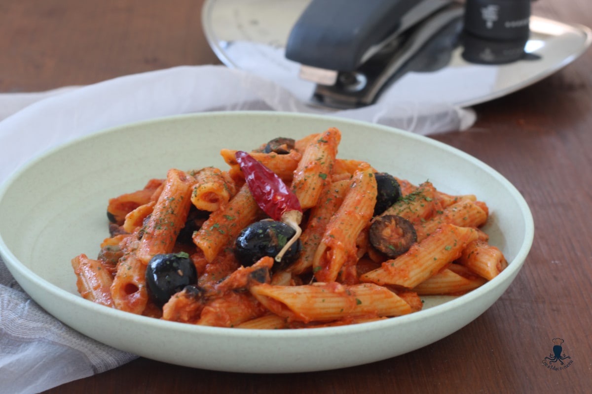 Pasta mit Thunfisch und Oliven im Schnellkochtopf
