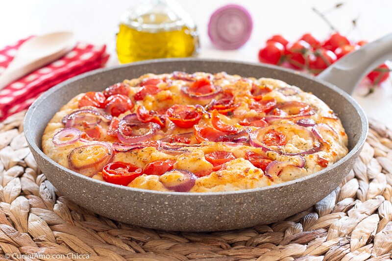 PFANNENFOCACCIA MIT ZWIEBELN UND KIRSCHTOMATEN