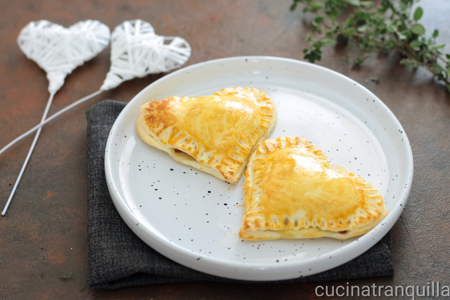 Blätterteigherzen und Speck