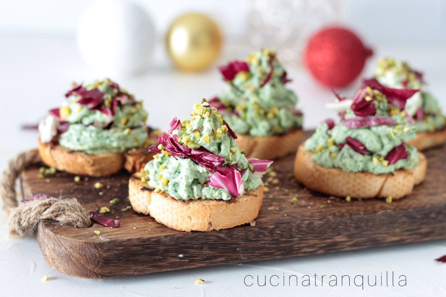 Weihnachtsbäumchen mit Rucola-Creme