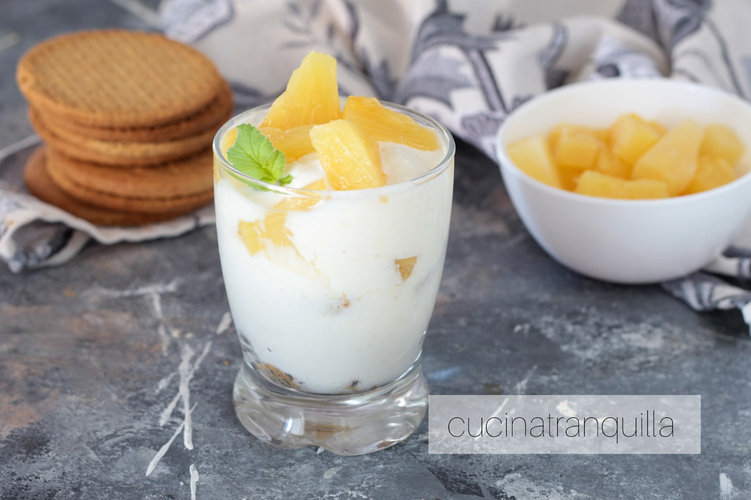 Schale mit Ricotta und Ananas