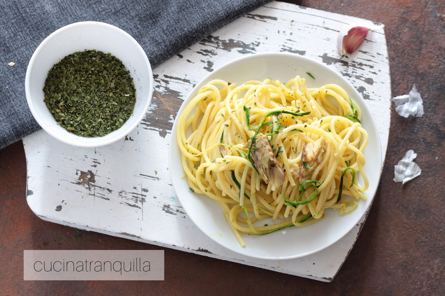 Spaghetti mit Curry mit Zucchini und Makrele