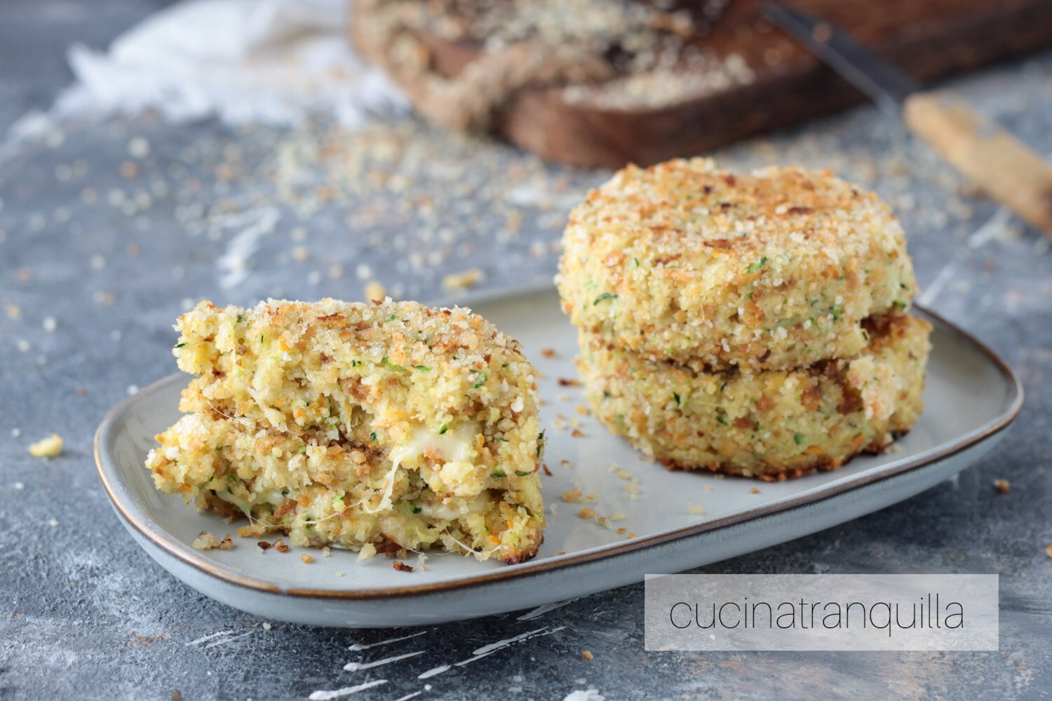 Zucchini- und Karottenbällchen mit schmelzendem Kern