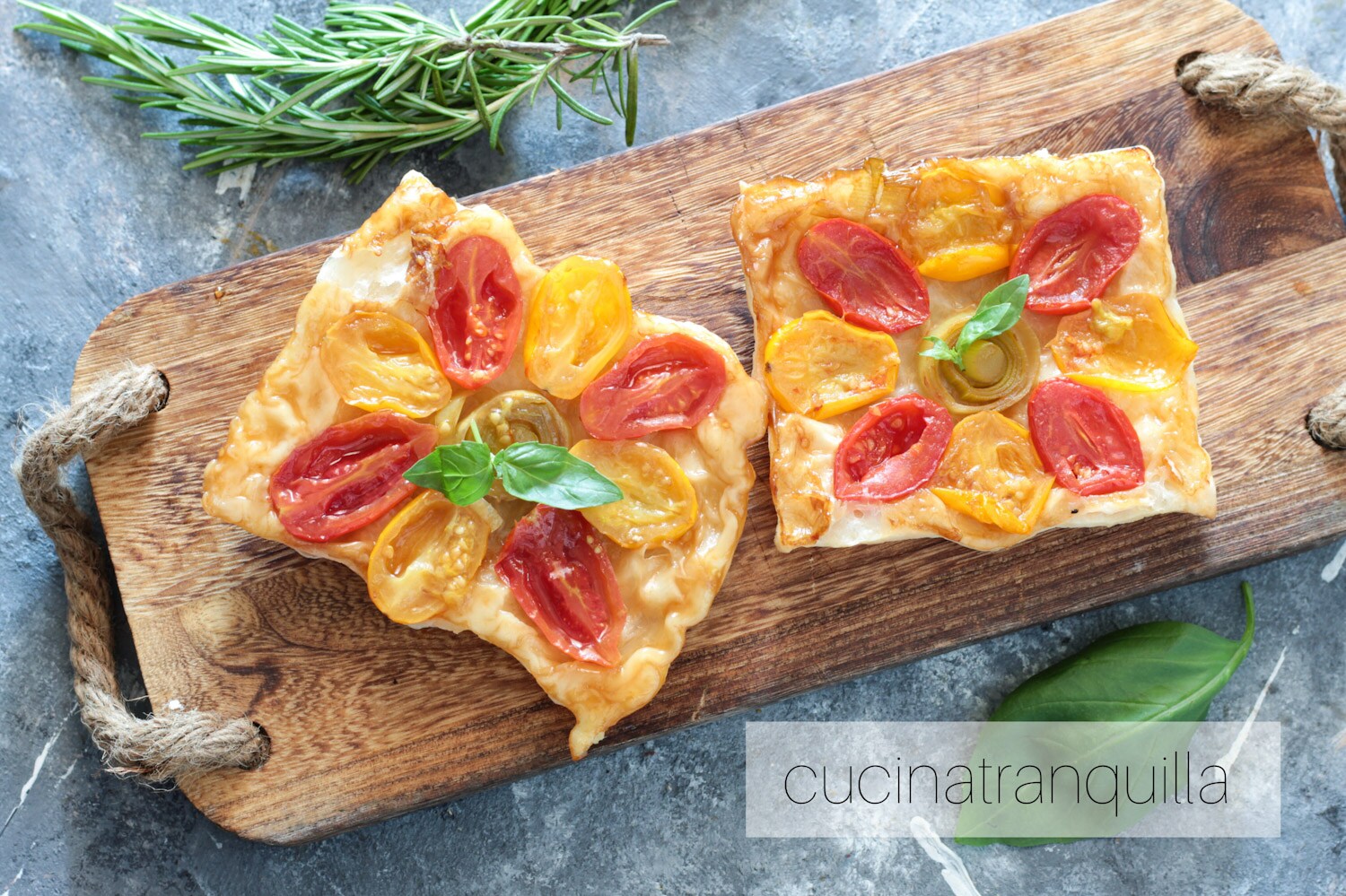 Blätterteiggebäck mit karamellisierten Tomaten