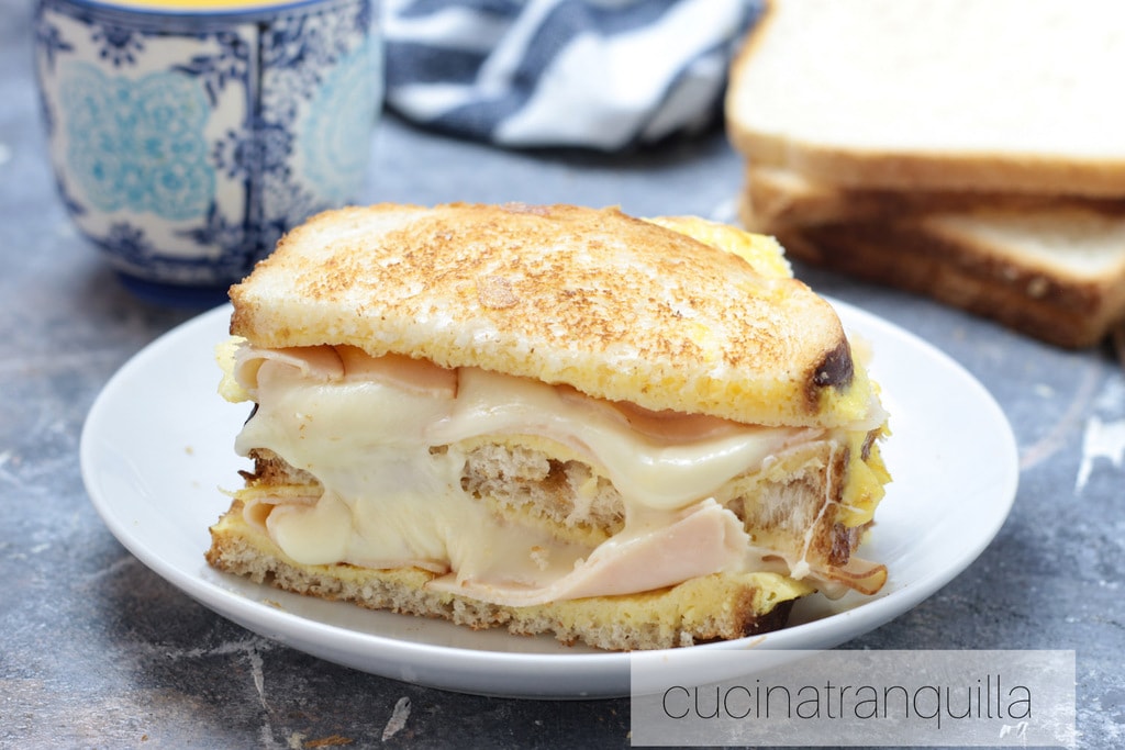 Pfannentoast mit schmelzendem Käse