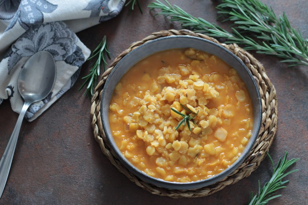 Suppe mit Kichererbsen und Rosmarin