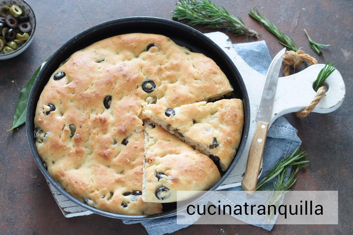 Focaccia mit Oliven mit Teig in der Schüssel