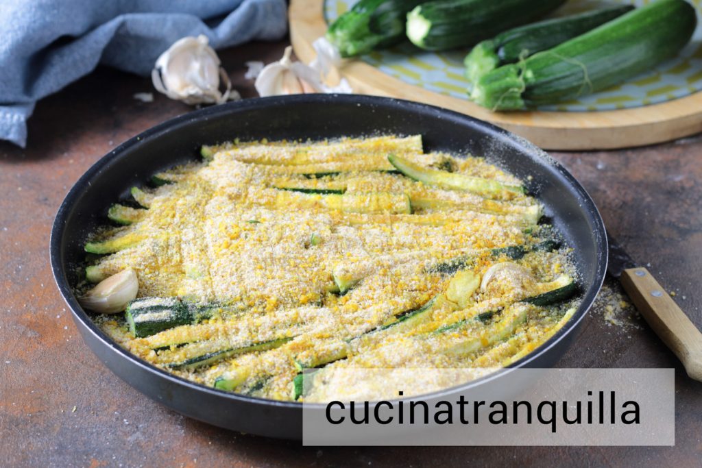 Scharfe Zucchinisticks mit Paprika