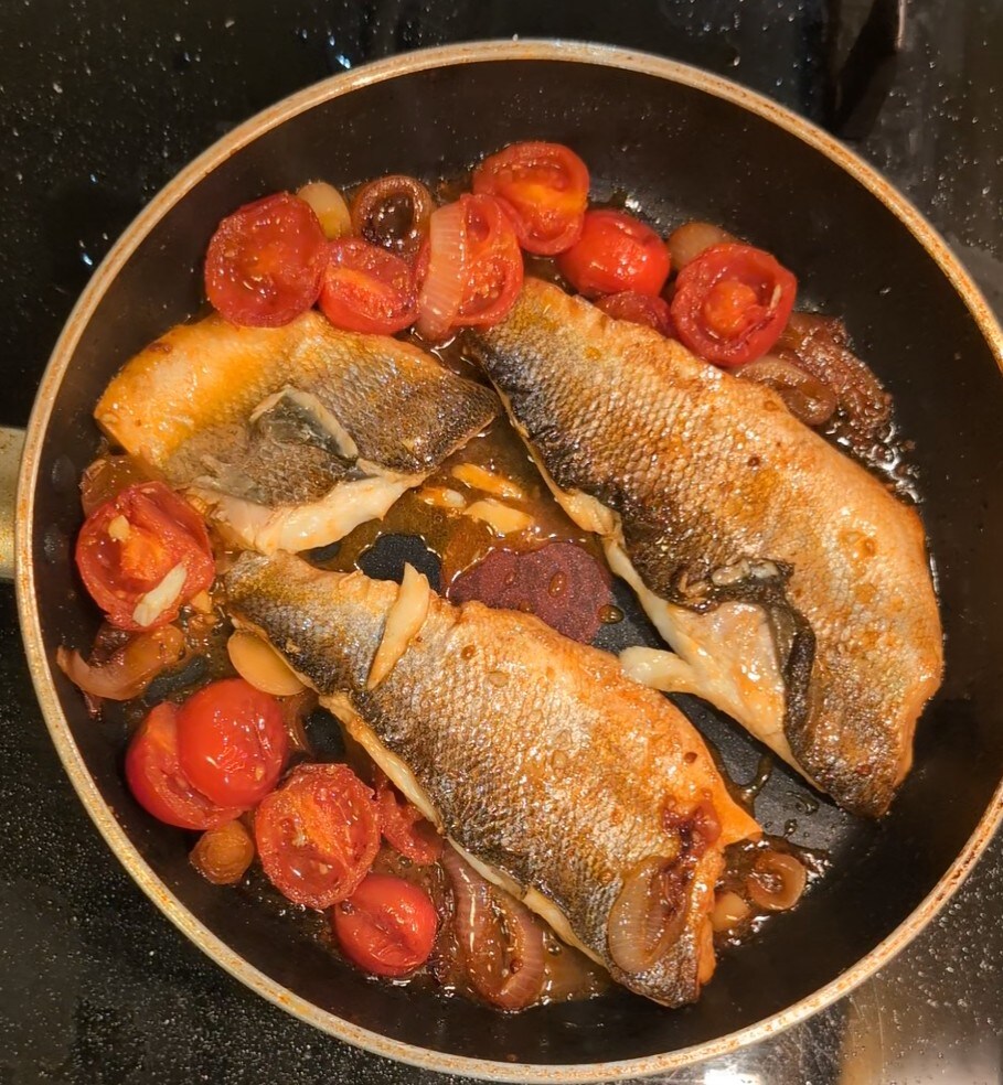 Pfannen-Maulwurf mit Kirschtomaten