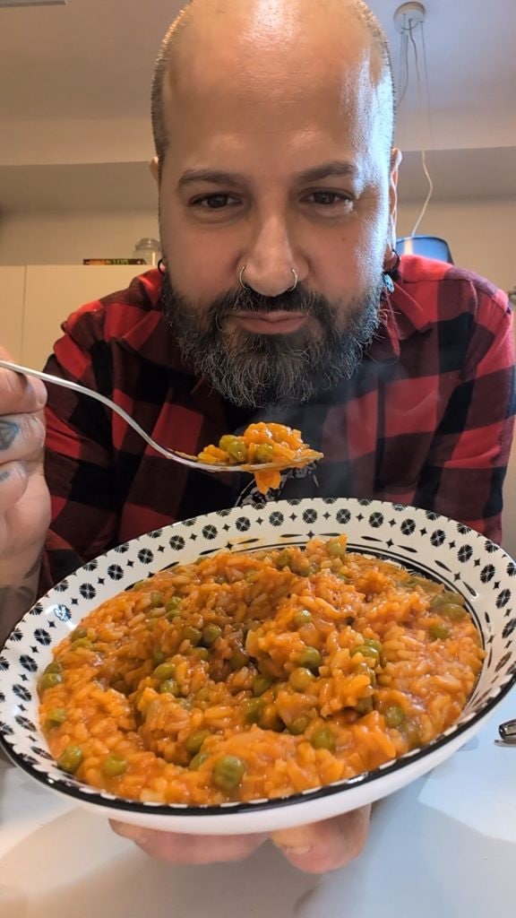 Reis mit gefrorenen Erbsen und Tomaten: einfach, schnell und cremig