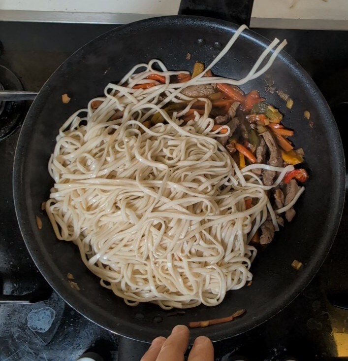 Nudeln mit Rindfleisch in Teriyaki-Style Sauce (einfach und schnell)