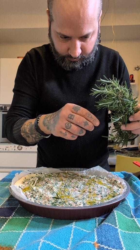 Videorezept: Herzhafter Kuchen mit weichem Focaccia-Boden, Spinat, Ricotta, Pferdefasern - Einfach und Schnell!