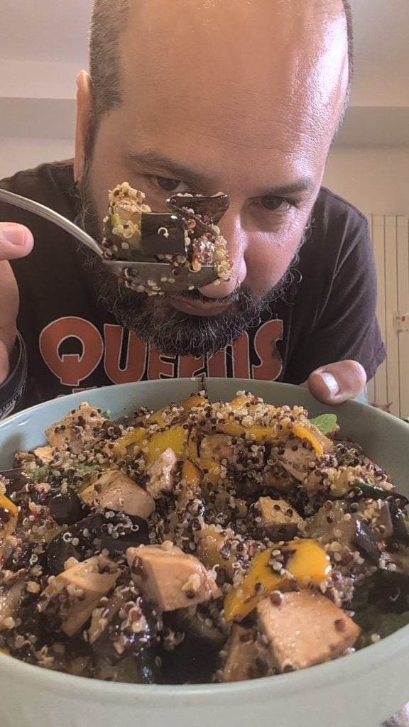 Quinoa-Salat mit Gegrilltem Gemüse und Mariniertem Tofu