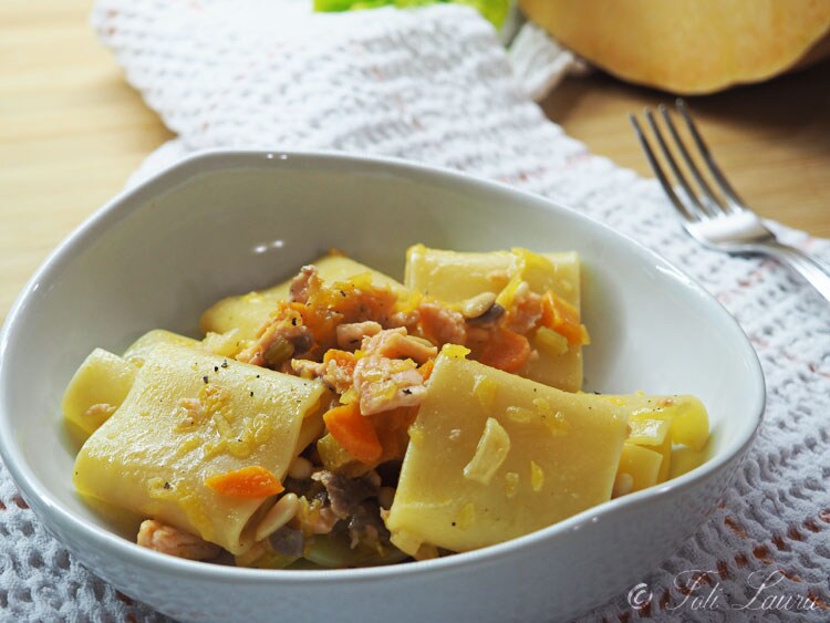 Cremige Paccheri mit Kürbis und geräuchertem Lachs: ein raffiniertes und schnelles Hauptgericht