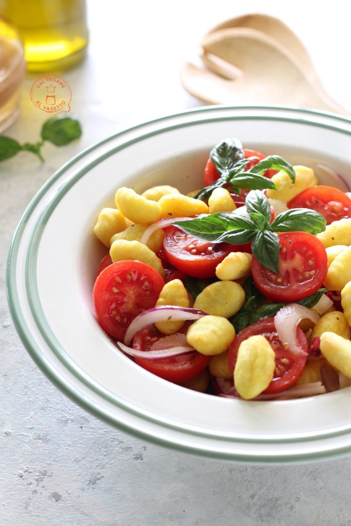 Salat mit Kirschtomaten, Sellerie, Zwiebeln und in der Heißluftfritteuse gebackenen Gnocchi Rezept ähnlich Panzanella