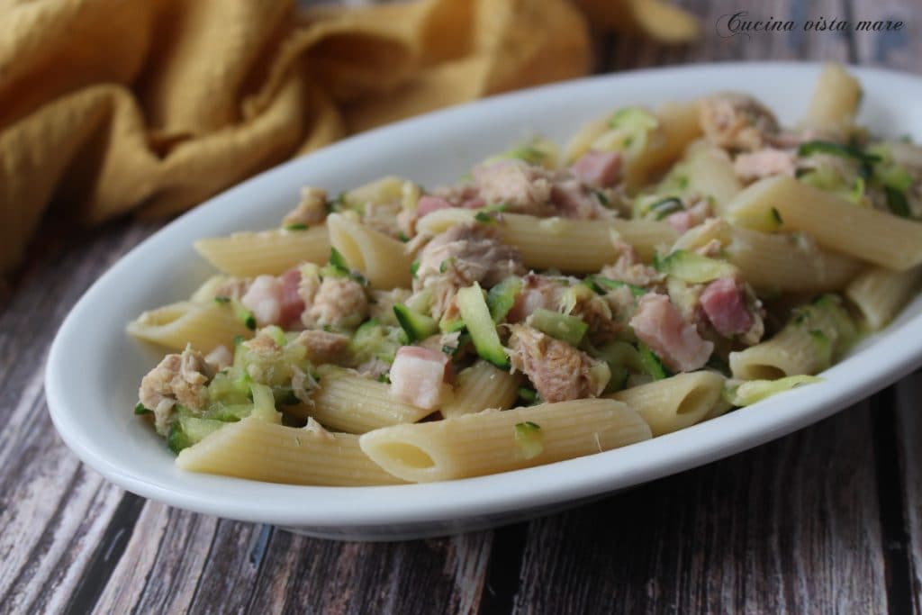 Pasta mit Thunfisch, Zucchini und Speck Küche mit Meeresblick