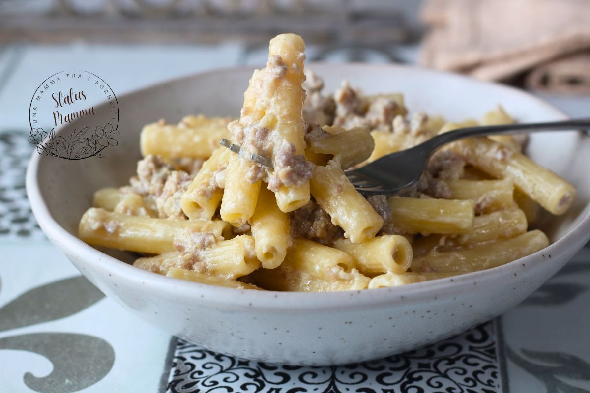 Pasta mit Wurst und Sahne: Einfache Rezept, mit Traditioneller und Bimby-Version