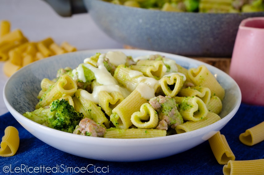 Pasta mit Brokkoli-Creme, Wurst und Pecorino