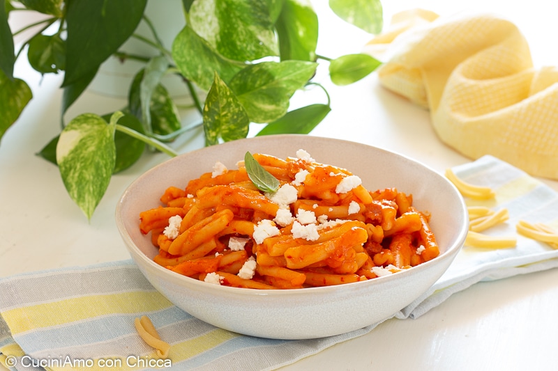 Pasta mit Paprikacreme und Feta