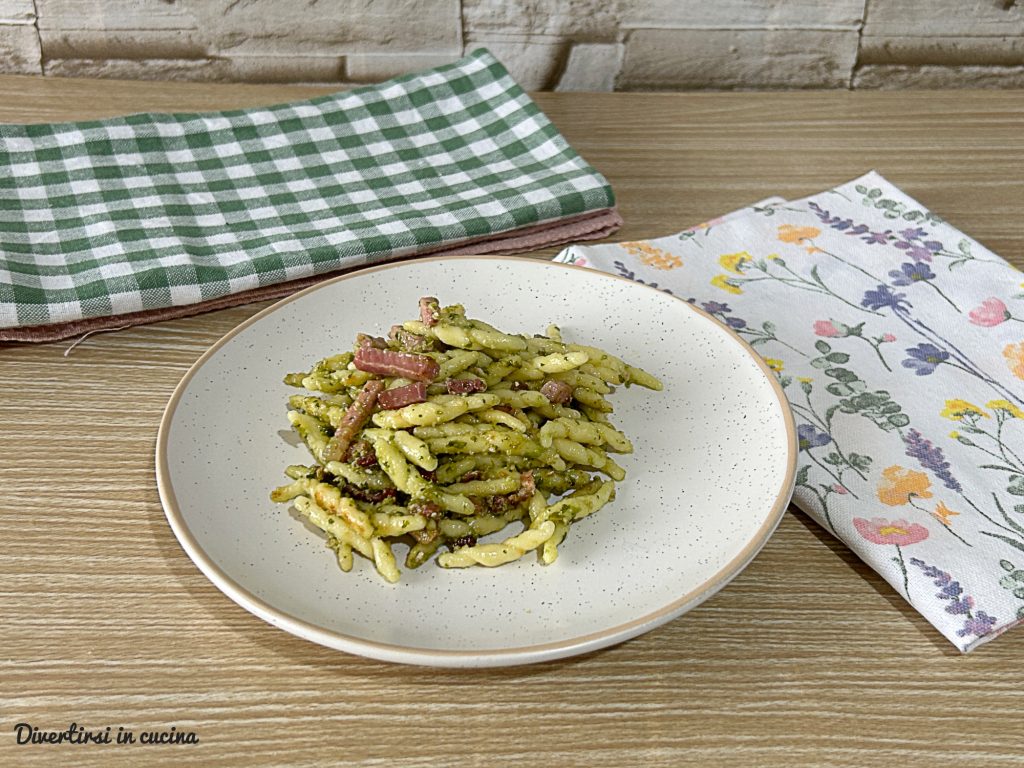 Pasta mit Speck und Pesto