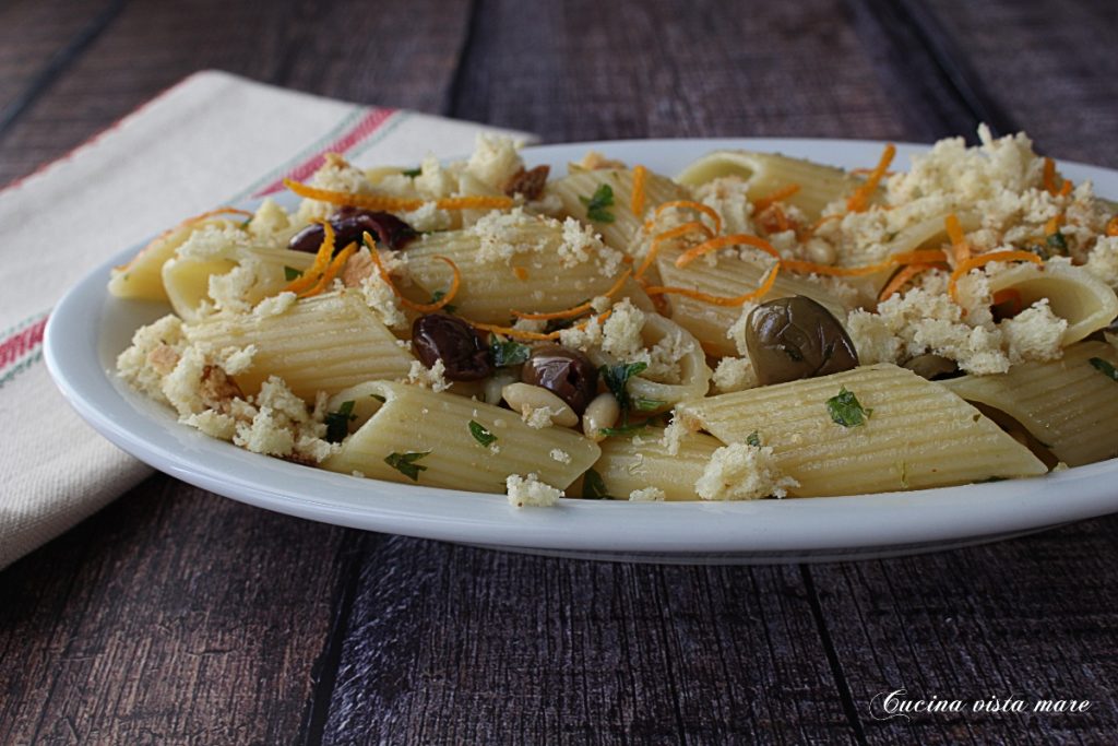 Pasta mit Pinienkernen, Oliven und Brot Küche mit Meeresblick