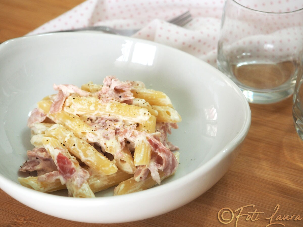 Pasta mit Sahne und Schinken: einfaches und cremiges Rezept für ein schnelles Gericht