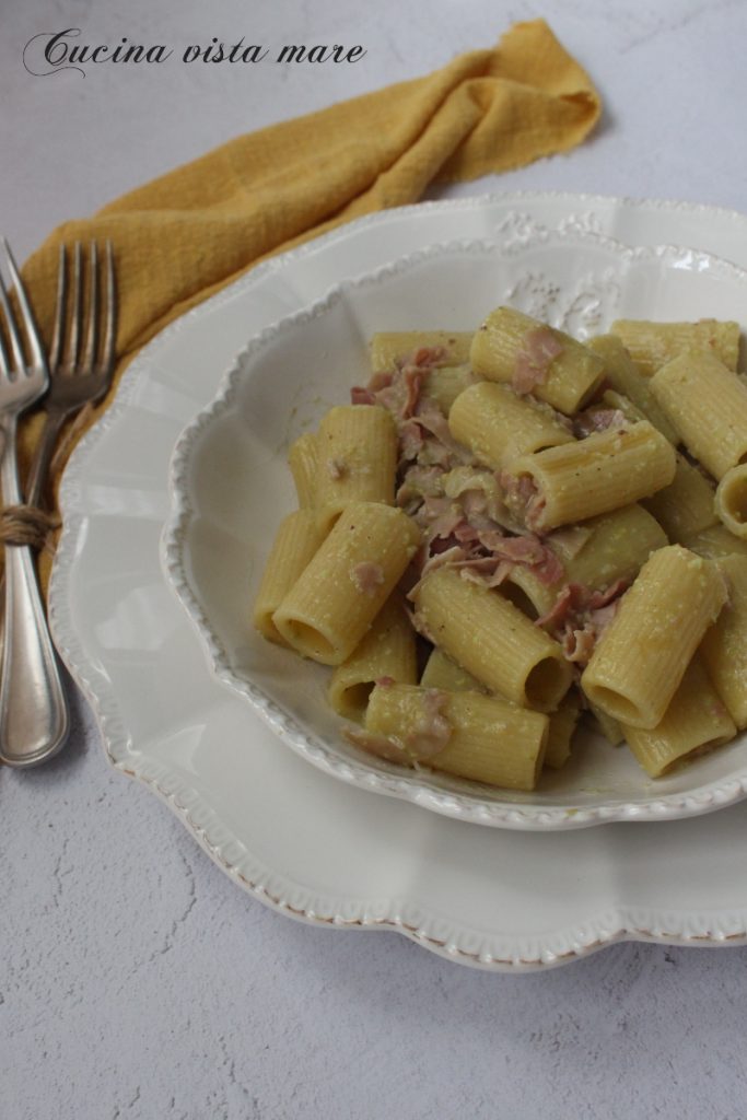 Pasta mit Schinken und Pistazienpesto Küche mit Meerblick