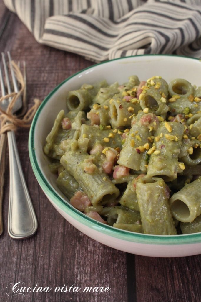 Pasta mit Speck und Pistazienpesto Küche mit Meerblick