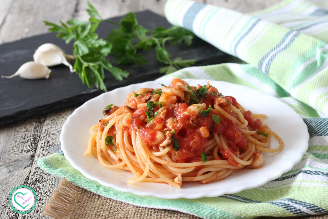 Pasta mit Tintenfischen in Tomatensoße