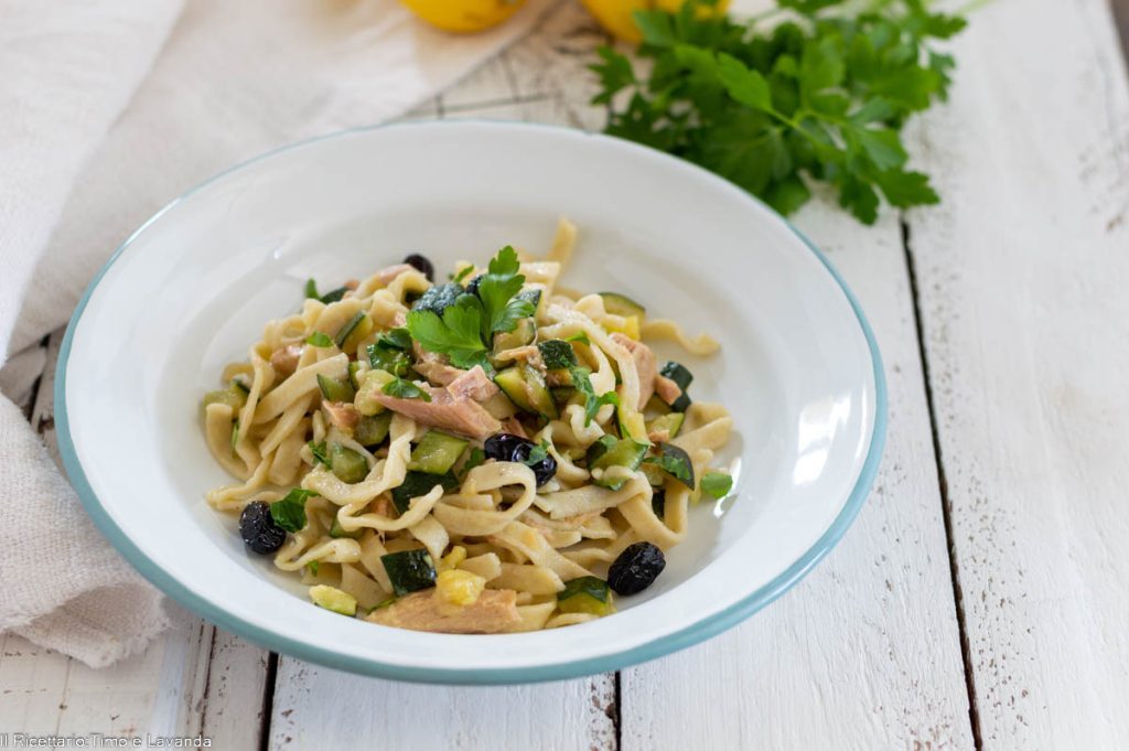 Pasta mit Zucchini, Thunfisch und Oliven