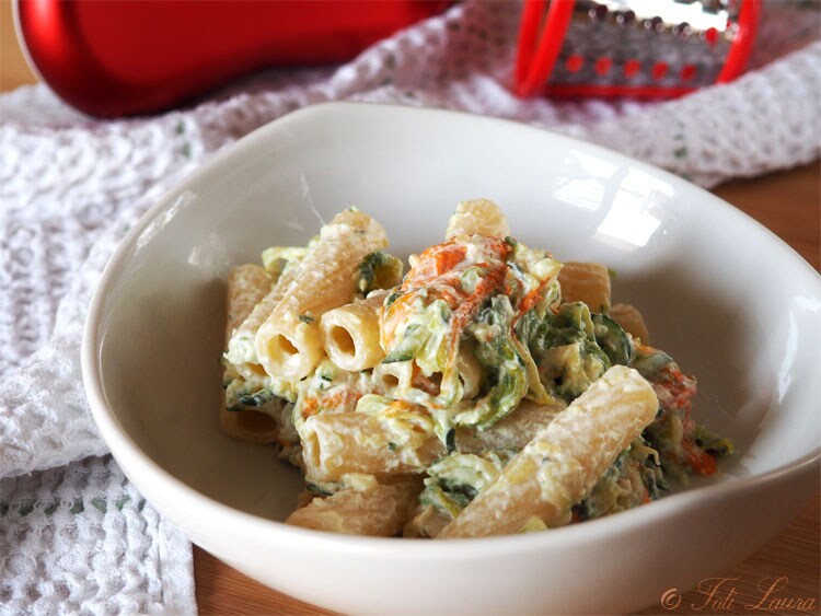 Cremige Pasta mit Zucchini und Kürbisblüten: schnelles und leichtes Rezept