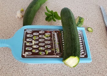 Reibe die Zucchini