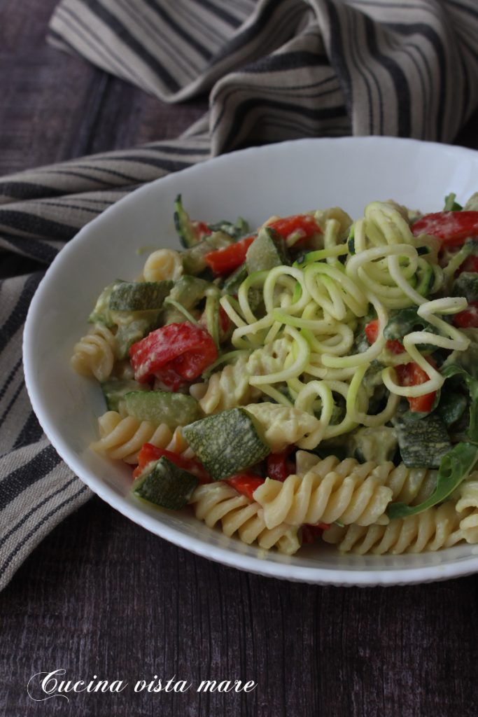 Pasta mit Zucchini und Rucola Küche mit Meerblick