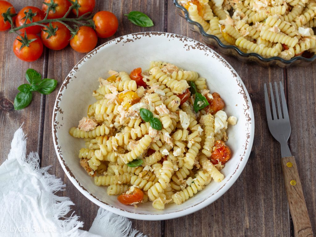 Pasta mit Feta, Lachs und Kirschtomaten