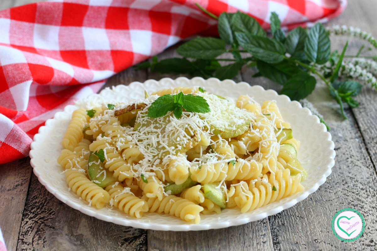 Pasta mit gebratenen Zucchini und gesalzener Ricotta