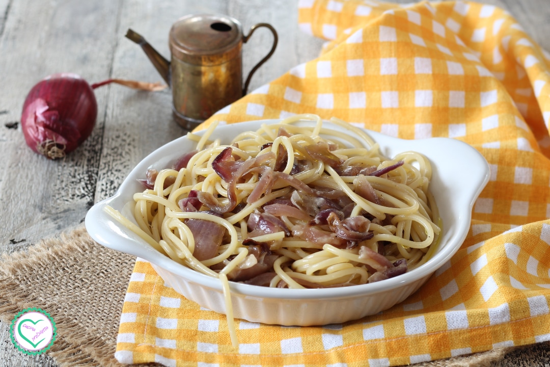 Pasta mit roten Zwiebeln