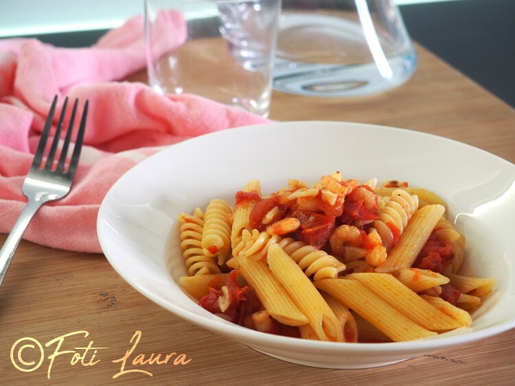 Pasta mit Sauce und gefrorenen Garnelen: Einfach, schnell und lecker