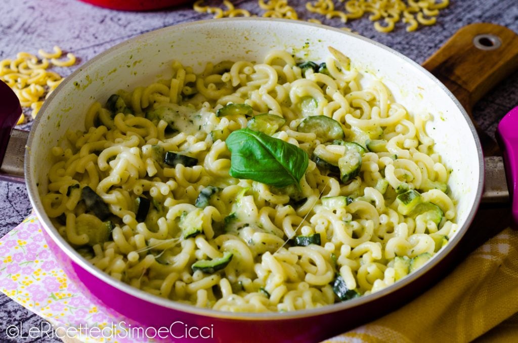Cremige und geschmolzene Pasta mit Zucchini: in 20 Minuten fertig